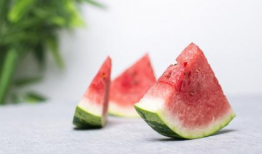 梦见吃瓜绿色的西瓜,瓜田寻梦，绿色西瓜的神秘启示