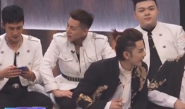 晨晨同学在吃瓜,一场甜蜜的“瓜”界冒险